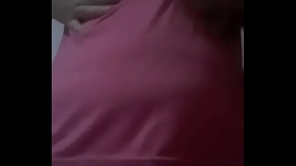 Putinha toda rosinha igual a barbie ficando pelada exibindo a buceta peluda e a bunda perfeita