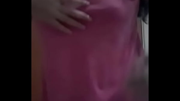Vadia ninfomaníaca tirando a roupa pra exibir o corpo perfeito pro seu dono na webcam